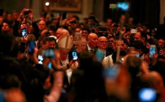 Година, обезобразена от война, лъжи и беззаконие: 2017-а през погледа на папата