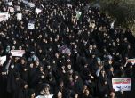Бунтовете в Иран ескалират: Протестиращ уби полицай и рани още трима