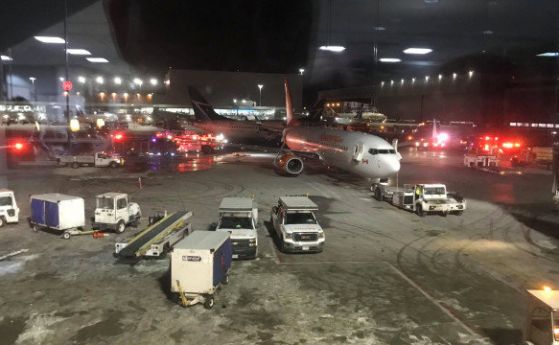 Два самолета се сблъскаха в Торонто, няма загинали