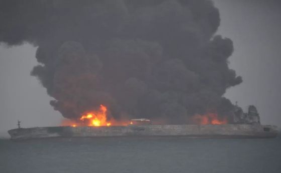 32 души са в неизвестност след сблъсък между танкер и кораб в Източнокитайско море