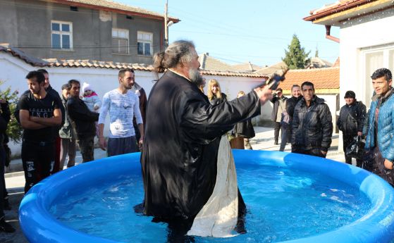 Снимки: Поп от Любимец извади кръста от гумено басейнче пред църквата