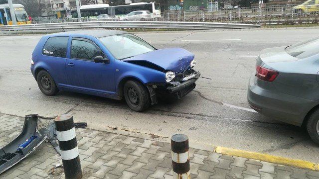 Пешеходец пострада леко при верижна катастрофа на столичния бул. България“. 