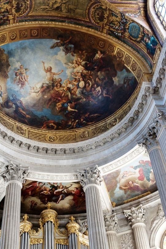 Версайският дворец е една от бившите резиденции на френските крале.