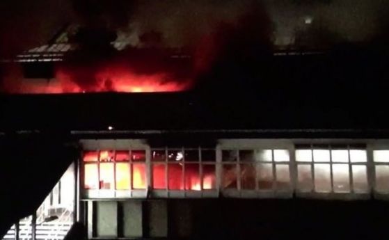 Огромен пожар на гарата в Нотингам (видео)