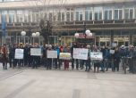 Десетки протестиха пред БНТ заради преброяването на снощния протест