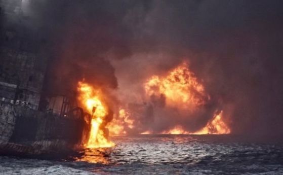 Горящият повече от седмица в Източнокитайско море ирански петролен танкер