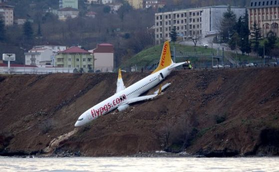 Пътнически самолет със 168 души на борда излезе от пистата