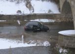 Кола излетя от 5-метров мост и падна в река в Стражица
