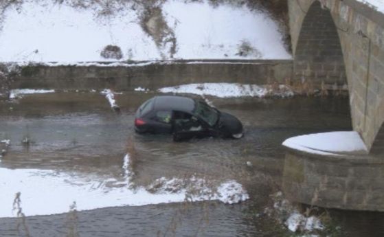 Кола излетя от 5-метров мост и падна в река в Стражица