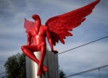 Крайнодесни гърци събориха статуя на ангел, приличала на Сатаната