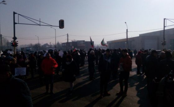 Жители на Горубляне блокират Околовръстното, не искат нов парк
