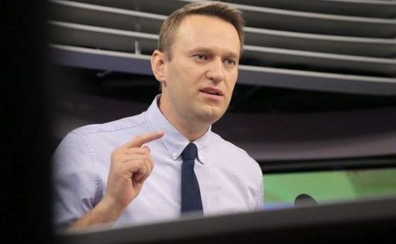 Руски полицаи нахлуха в офиса на Навални в Москва, арестуваха него и десетки протестиращи (обновена)