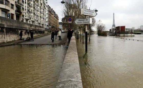 Нивото на Сена в Париж остава критично