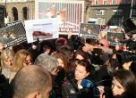 Мощни освирквания срещу Нено Димов на протеста за лъвчетата Терез и Масуд (видео)