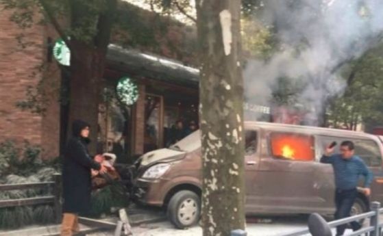 Ван с газови бутилки се вряза в пешеходци в центъра