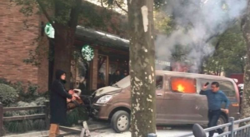 Ван с газови бутилки се вряза в пешеходци в центъра