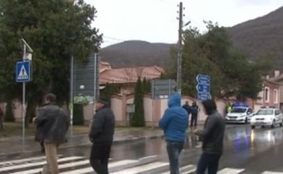 Близо 200 жители на община Септември излязоха на протест в