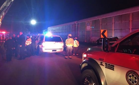 Пътнически и товарен влак се сблъскаха в САЩ, двама загинаха