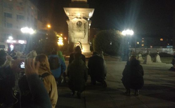 Протестът в защита на Пирин се поклони пред паметника на Апостола (снимки)