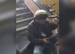 Полицаи се гаврят с арестант в Ихтиман (видео)