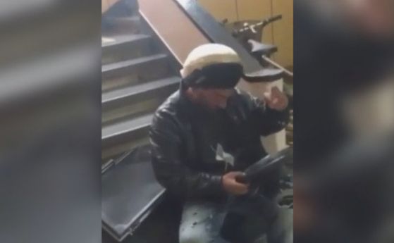 Полицаи се гаврят с арестант в Ихтиман (видео)