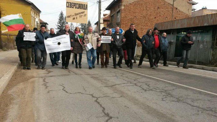 Жители на северозападни общини блокираха движението по международния път Е-79