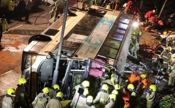 19 души са загинали при преобръщане на двуетажен автобус в