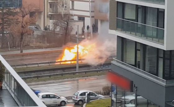 Кола се запали на столичния бул България съобщи bTV Според свидетели
