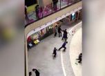 Една жена е убита и 12 са ранени при нападението с нож в мол Пекин (видео)