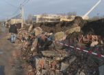 3-метрова ограда на строителната гимназия в Хасково рухна и затрупа част от улицата
