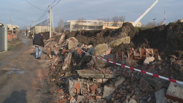 Триметрова ограда на строителната гимназия в Хасково рухна и затрупа