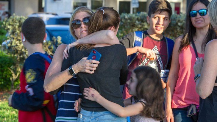 Най-малко 17 души бяха убити при стрелба в гимназия Марджъри