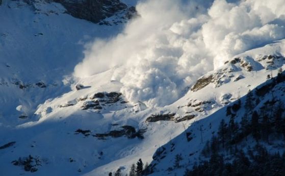 Десетима човека бяха затрупани днес от лавина на 2500 м