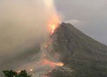 Вулканът Синабунг в Индонезия изригна
