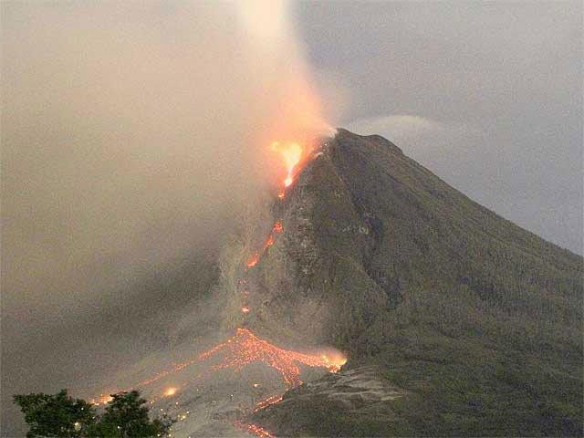 Вулканът Синабунг на индонезийския остров Суматра изхвърли пепел и гореща