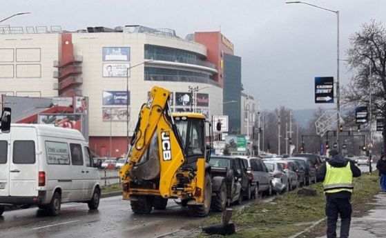 7 автомобила и багер се удариха във Варна
