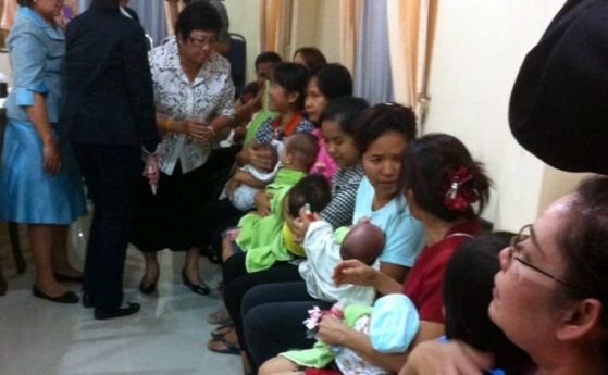 Тайландски съд даде родителските права на баща който се е