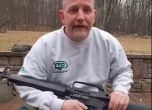 Защитник на правото на притежание на лично оръжие наряза автомата си (видео)