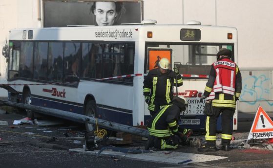 Училищен автобус блъсна няколко автомобила и се удари в стена