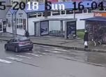 Мъж би с тръба шофьор, който го засякъл на кръстовище (видео)