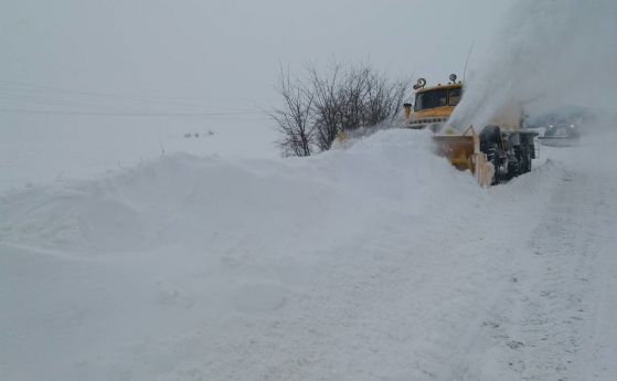 Снежна блокада на Североизточна България: Затвориха магистрала Хемус