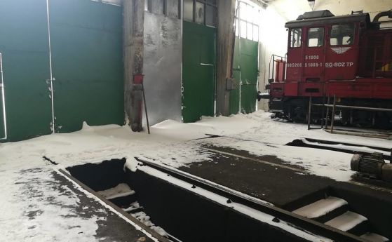 Отличните условия на труд в БДЖ: -10 градуса в отопляемо хале, преспи в кабината (снимки)