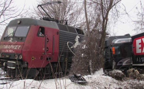 ТИР катастрофира на метри от жп линия до Русе