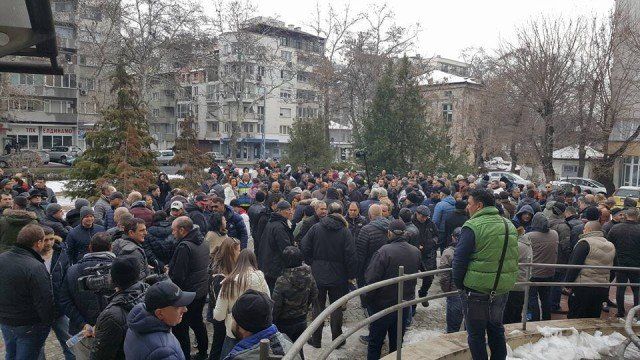 Десетки приятели, колеги и граждани на Пловдив протестираха пред сградата