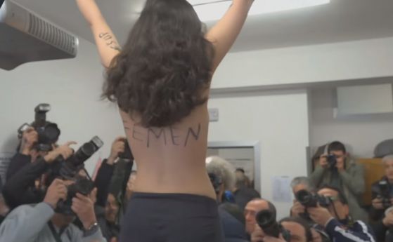  Активистка на Фемен разголи гръд пред Берлускони (видео) 