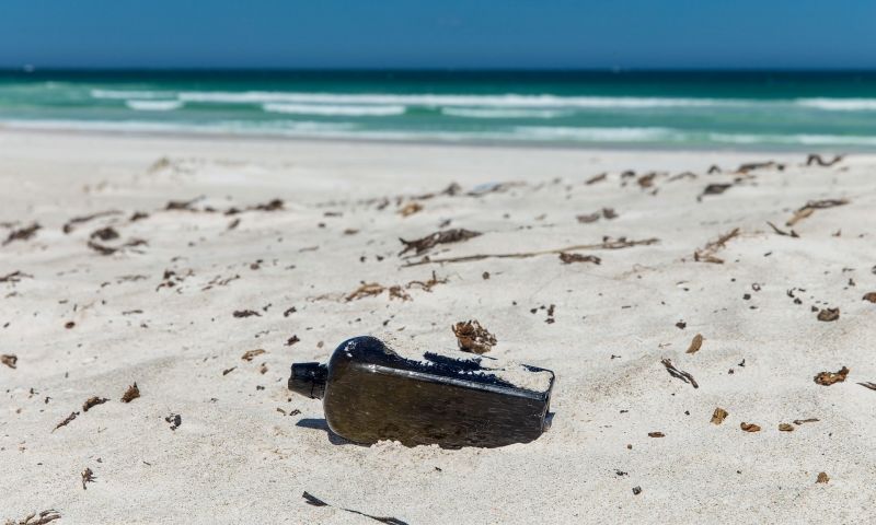 Двойка случайно откри най-старото писмо в бутилка, изхвърлено от океана
