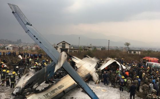 Пътнически самолет се разби при кацане в Непал, 49 души загинаха (видео, обновена)