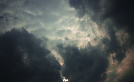 Днес студеният атмосферен фронт ще премине и през Източна България