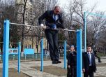Президентът Радев готов за спецчастите, вижте как прави коремно (видео)