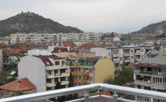 Мъртвите съпрузи в Пловдив: Мъжът заклал жена си и забил нож в гърлото си